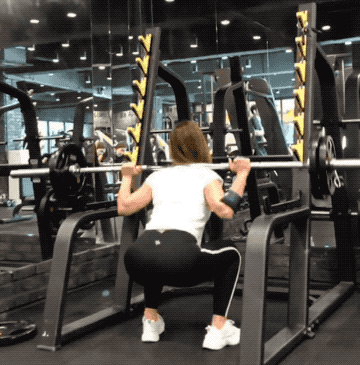 健身：38岁阿姨长期健身，保持着完美身材，网友：羡慕妒忌