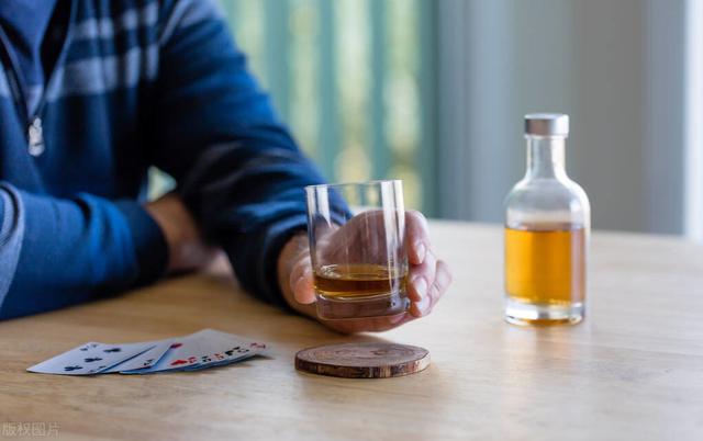 肝脏|45岁男子腹痛查出肝癌，4个月后去世，医生：祸根是1级致癌物