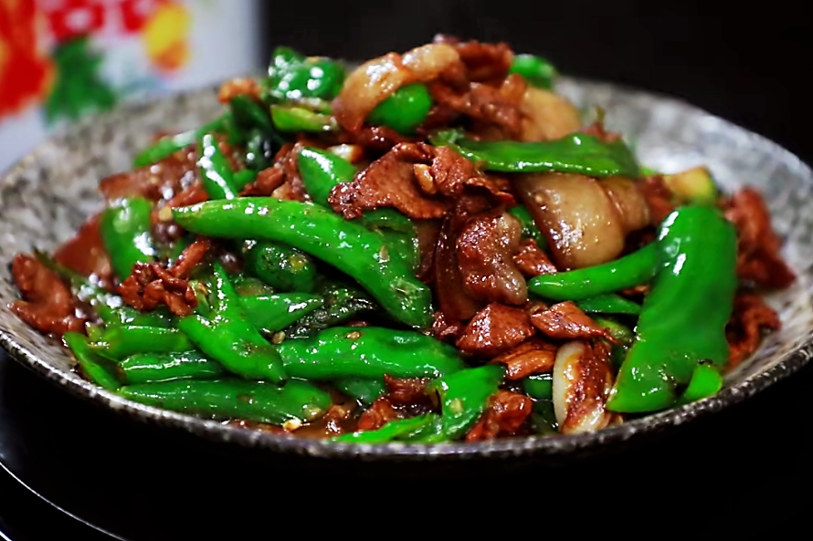 「辣椒炒肉」辣椒炒肉改版了，这样做太香了，还没来得及拍照就吃完了