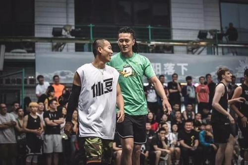 「曹芳」同为街球手，为何曹芳想打CBA却打不上，杨政能打却不打呢？