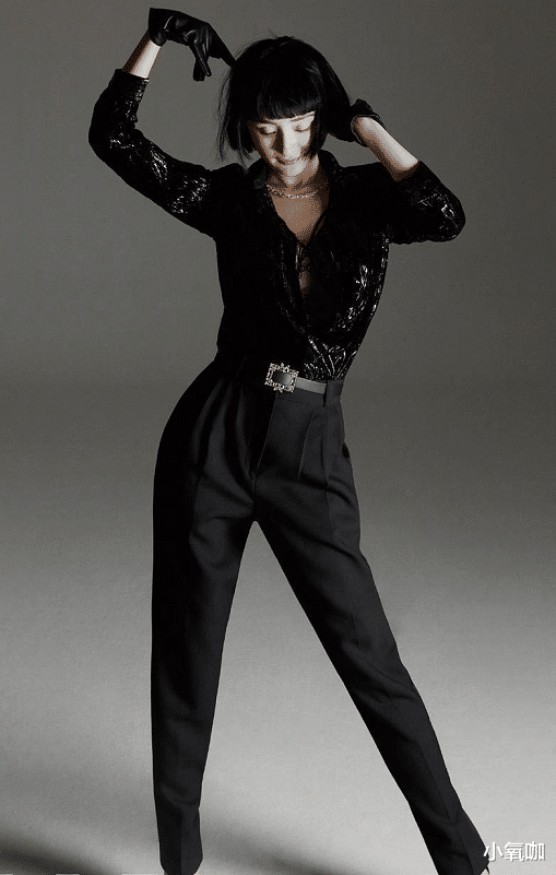 『杨幂』34岁杨幂为镜头拼了,剪齐耳短发化猫眼妆,一双“袜腿”太惹眼