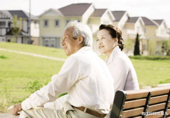 泡沫妈妈谈育儿 为啥子女越“孝敬”老人却不待见？反而不在身边的子女却“吃香”