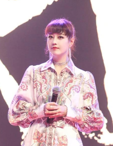 『连衣裙』52岁周海媚不低调，身穿印花连衣裙美得出众，马尾辫减龄又惊艳