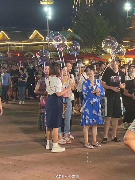 [胡可]《妻子的浪漫旅行4》最新路透，路人镜头下胡可胯宽，张歆艺显壮