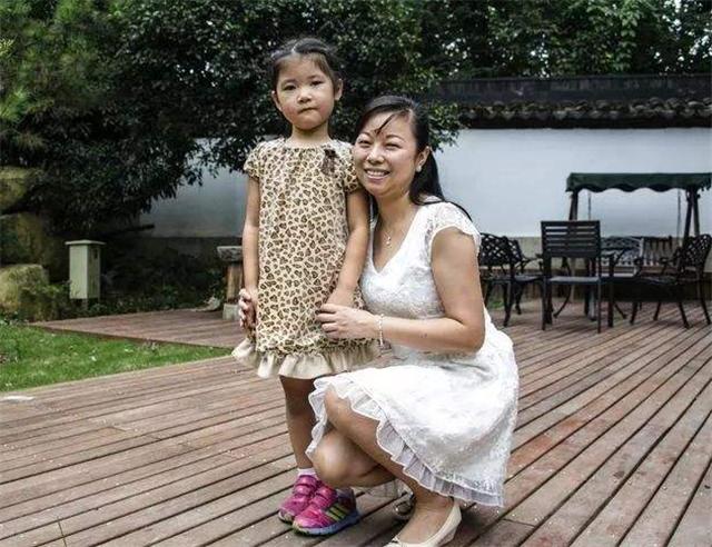 「」9年前，那个用双手接住坠楼女孩的“最美妈妈”，如今现在如何？