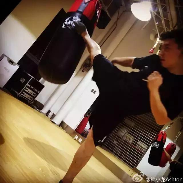 释小龙|32岁释小龙减肥成功看着像18岁,当年被吐槽长残他妥妥帅回来了!