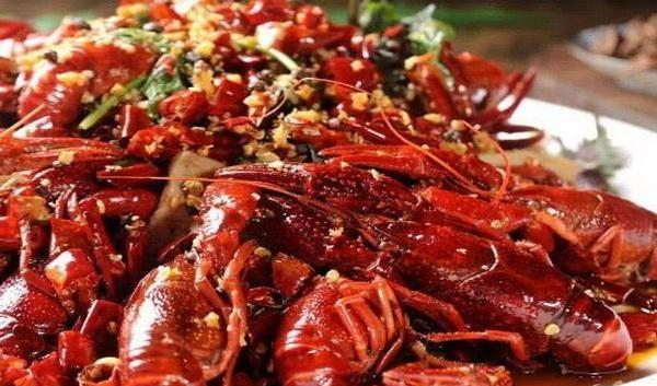 「小龙虾」小龙虾的虾头能吃吗扔掉还是吃掉，看看专业人士怎么吃龙虾