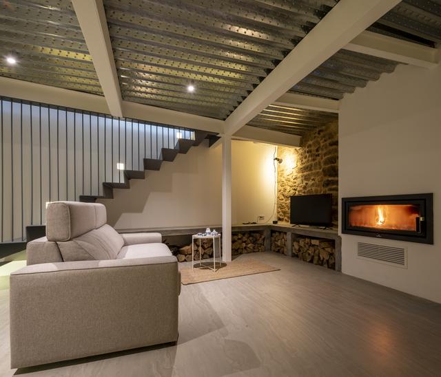 |小伙改造农村150㎡石头房，泥巴墙配高档家具，卧室还带地窖