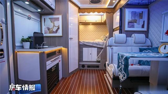 房车■续航500公里的新能源房车，自带“发电机”充电省事儿，住一家6口