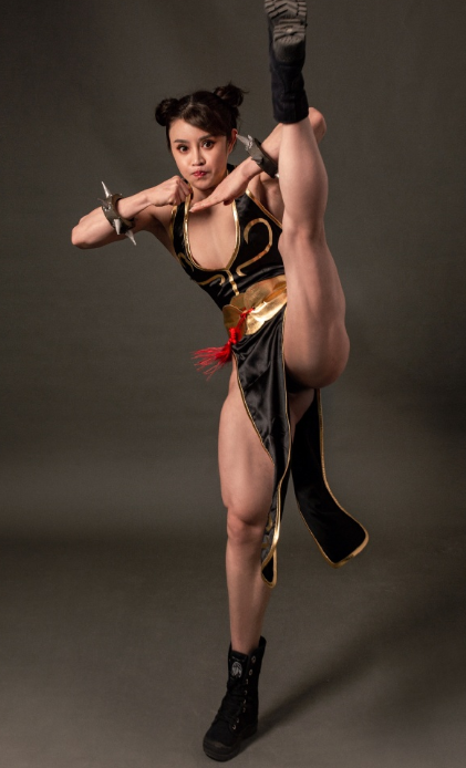 春丽|中国版金刚芭比，被外媒争相报道，cos游戏角色春丽格斗感十足