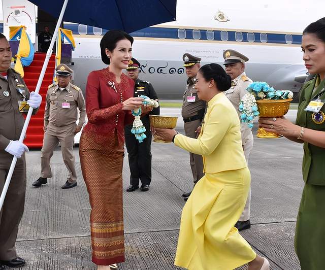 诗妮娜|诗妮娜开始“黑化”了？涂大红唇像甄嬛后期，“血盆大口”太霸气