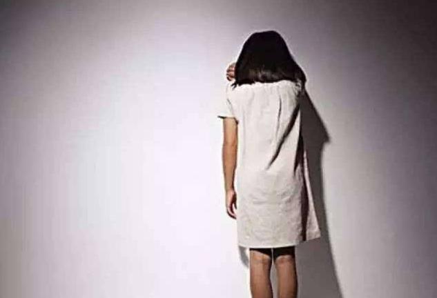 「」半夜被约出来吃宵夜，男邻居却突伸魔爪，女子：说好的就聊聊天