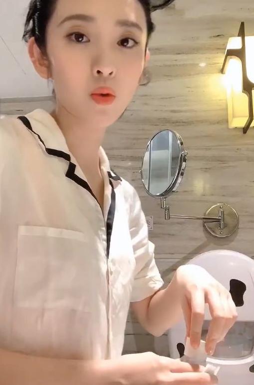 #唐艺昕#唐艺昕直播卸妆，当她冲去全脸泡沫，眼皮成为了网友关注的重点