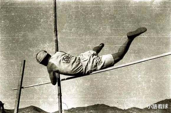 撑杆跳■田径史上最骚的操作：日本人撑杆跳直接爬杆，被取消成绩反骂比赛有黑幕