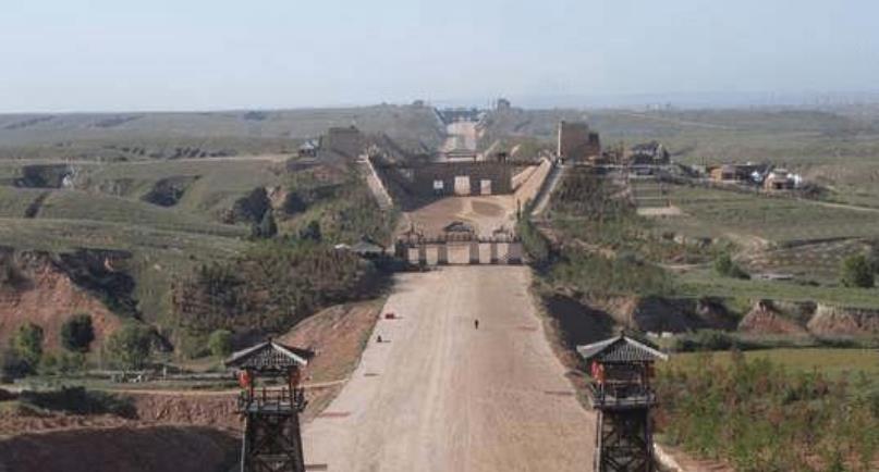 【秦始皇】秦始皇当年修的路，为啥2000年来都不长草？专家：看看下面埋着什么