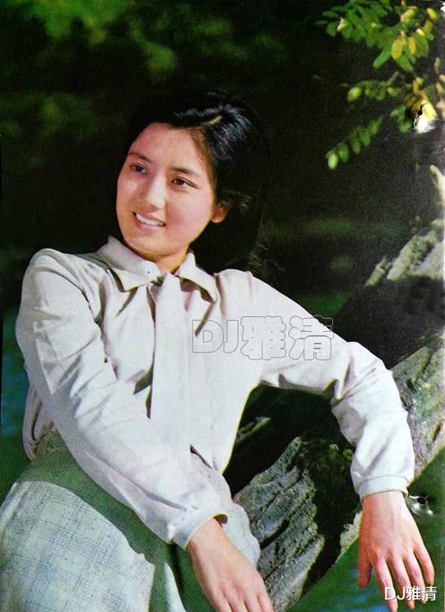 李秀明近照,昔日当红女星,唐国强老搭档,如今65岁,女儿长得像妈妈