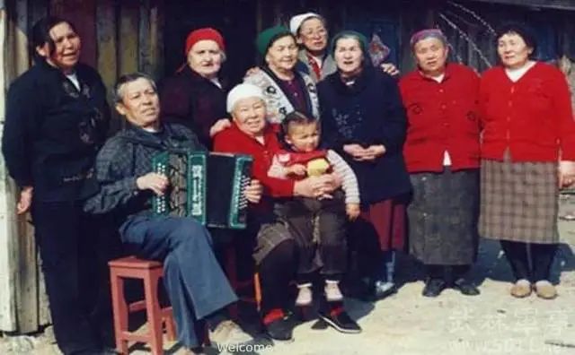 100年前，一群老外逃難來到中國，後代自豪地說：我是中國人-圖3