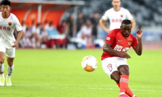 『里卡多·高拉特』热身赛恒大3比3深圳，高拉特当队长，归化球星梅开二度，00后抢镜