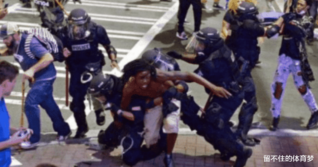 美国@特朗普开始下狠手！“黑人军队”遭碾压，现场不忍直视！