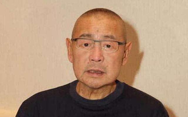 「刘德华」甘比晒2岁女儿摆弄奢侈品，十几盒粉底随意玩，百亿千金名不虚传
