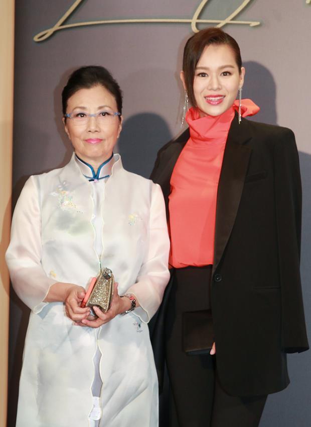 薛家燕自然对这位儿媳妇非常看好,夸她十分懂事,在经历了人生的跌宕