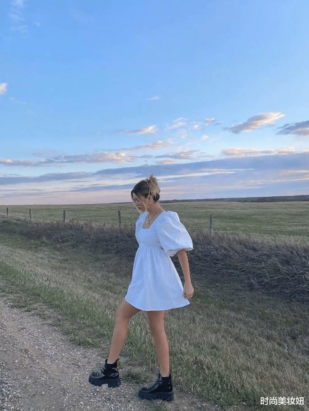 连衣裙|阿娇离婚后形象大变，一刀切短发配黑色连衣裙时尚霸气，太美了