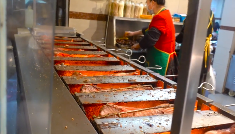 【烧烤】50岁老汉卖“天价烧烤”,30元一只,收入上千元,邻摊:傻子才吃