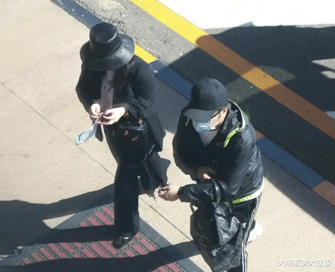 李湘|李湘减肥太可怕，与王岳伦现身机场，远远看去像一个纸片人