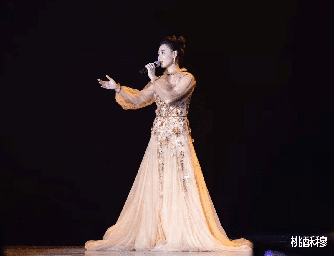 张柏芝|张柏芝穿金色露肩网纱裙，画着英气温柔并存妆，展现优雅气质