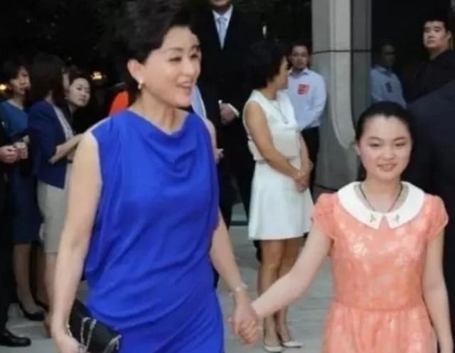 杨澜@杨澜24岁儿子罕见曝光，面庞清秀文质彬彬，低调到至今不知其名字