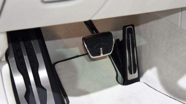 豪车|为啥豪车用的都是地板式油门，普通车用的则是悬吊式？有啥区别？