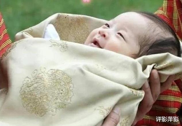 不丹王室曬兄弟合影！4歲小王子懷抱7個月大的弟弟，樂成瞭一朵花-圖3