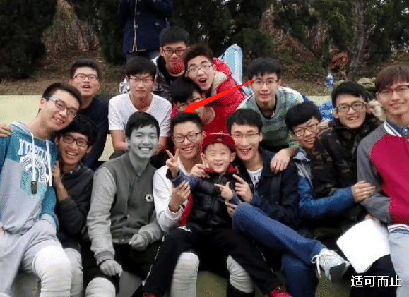 自缢|大连理工研究生自缢事件，同学晒合影吊唁：全班唯一一个没戴眼镜该多优秀呀？