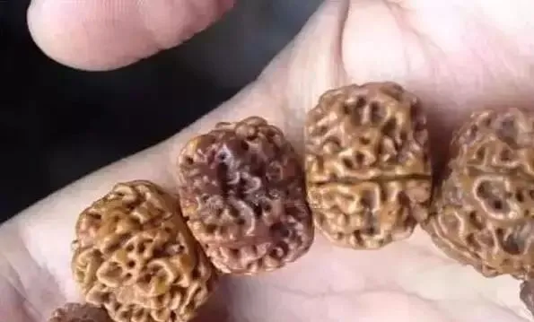 钱币|这样的核桃，配对再好也不能要！不是玩意儿！