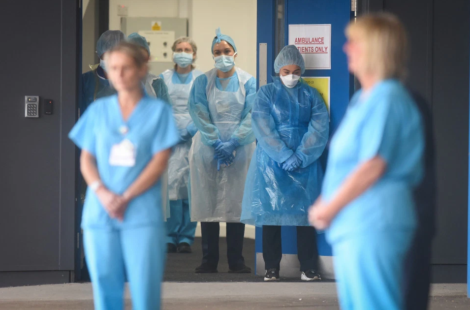 『英国』英国为牺牲的一线工作人员默哀 约翰逊：国家不会忘记你们