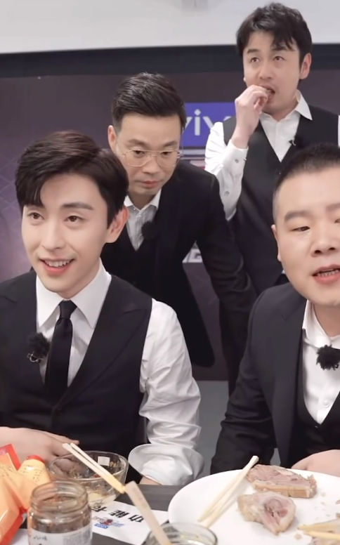 「极限挑战」《极限挑战》晒成员群聊内容，看清都有谁在群里后，心里有数了