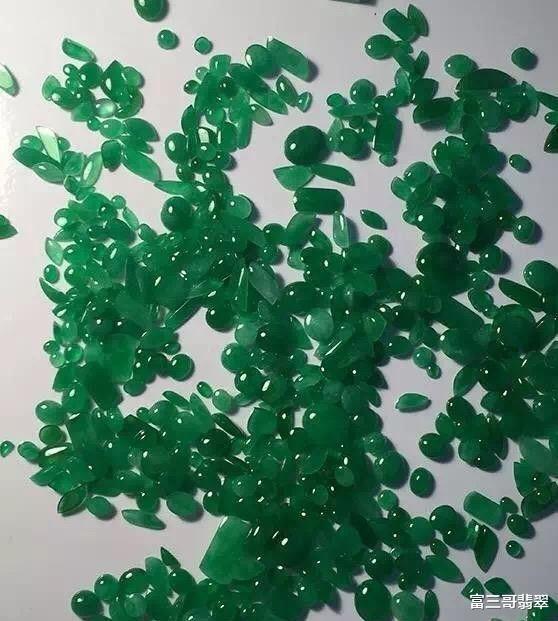 「翡翠」200万拿下一批翡翠蛋面，到底是赔大了，还是赚大了，无人敢下定论！