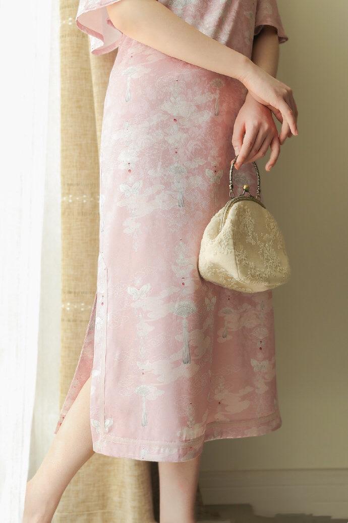 旗袍|徐帆穿旗袍特别高贵，配精致短发+坡跟鞋，53岁气质太优越