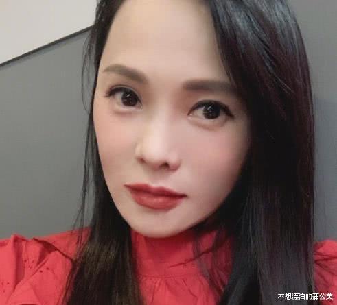 黄子韬|伊能静家居服造型出镜，51岁素颜引热议，难怪能hold住秦昊