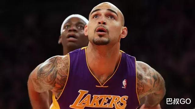 『萨克雷』31岁啊！场均17+8无球可打，湖人名宿退役开挖掘机，科比最喜欢他