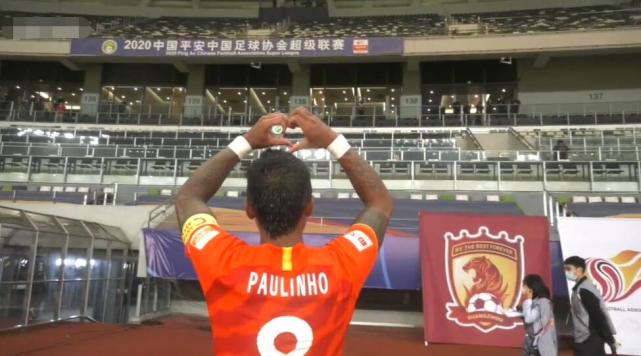 保利尼奥|动容！赛后谁注意保利尼奥对张稀哲的这举动：人品实在没得说啊