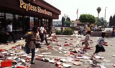 『特朗普』6月5日7时！暴乱升级，亚马逊快递被洗劫，特朗普：我们成了世界的笑柄