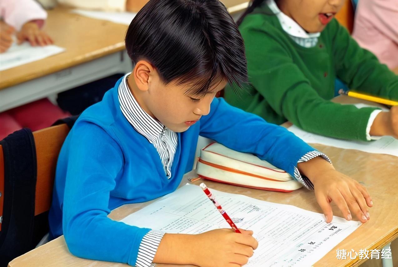 考试|小学生冒充家长签字火了，家长气得火冒三丈，老师看后忍俊不禁