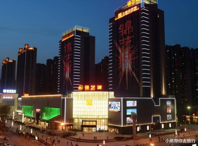 |郑州中原区最大的商场，规模30万平方米，装修奢华消费却很亲民