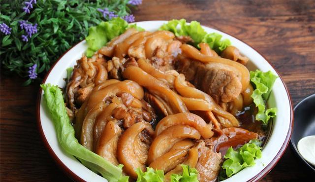 林思彤说美食 猪前肘和后肘哪个好？过年买猪肘子别买错了，教你巧分前肘和后肘