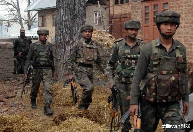 印度：印度士兵争议地区滥杀无辜，枪杀老人拖出车外，逼孙子坐尸体拍照