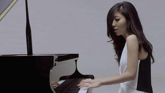 曲婉婷|曲婉婷为贪污3.5亿的母亲发声，一边加拿大自在生活，一边云孝顺