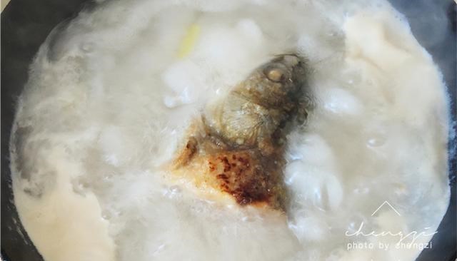 #鱼汤#夏天,这道“高钙汤”要常给家人喝,10元就能煮一锅,味道特别鲜