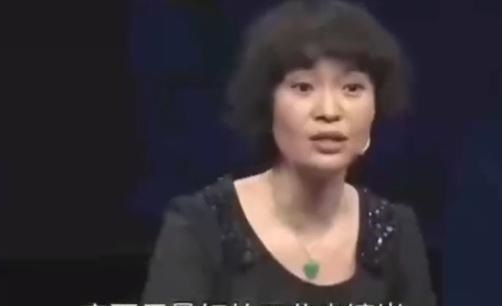 翡翠▲大叔一千多万买的原石，做成翡翠来鉴宝，专家：这运气也太好了！