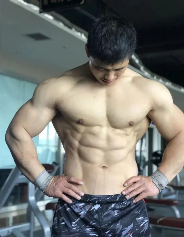 舔屏|29岁肌肉防疫员巨无霸身材引发舔屏,脱掉工作服后网友们炸了……
